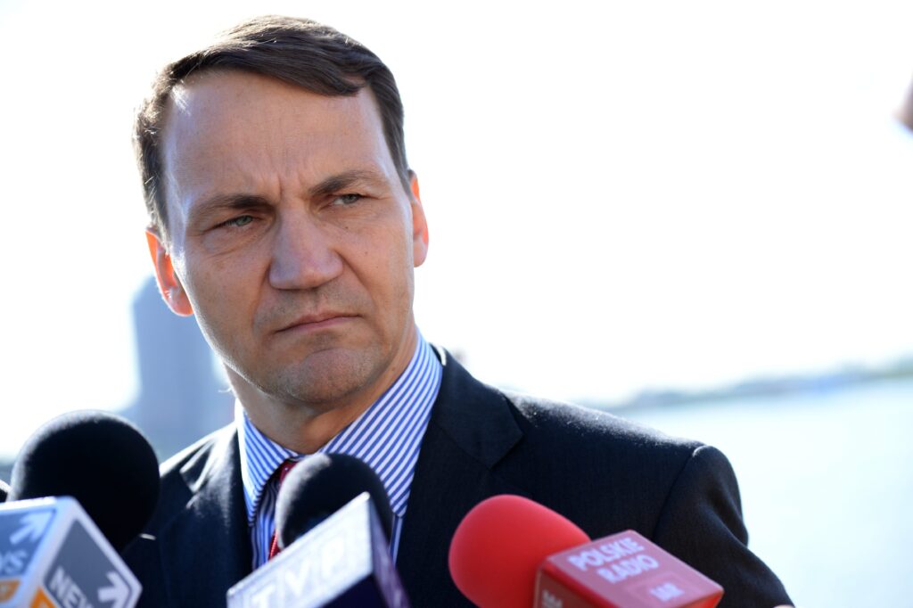 Nowy Jork, Stany Zjednoczone, 25.09.2013. Minister spraw zagranicznych RP Rados³aw Sikorski rozmawia z dziennikarzami po spotkaniu z ministrem spraw zagranicznych Iranu Mohammadem Javadem Zafirem w Nowym Jorku, 25 bm. Minister Sikorski przebywa w Nowym Jorku, gdzie bierze udzia³ w sesji Zgromadzenia Ogólnego ONZ. (ukit) PAP/Jacek Turczyk