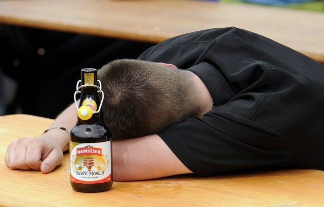 Nicht nur der Foehn macht muede beim Urner Kantonalfest am Sonntag, 29. April 2012, in Altdorf. (KEYSTONE/Sigi Tischler)